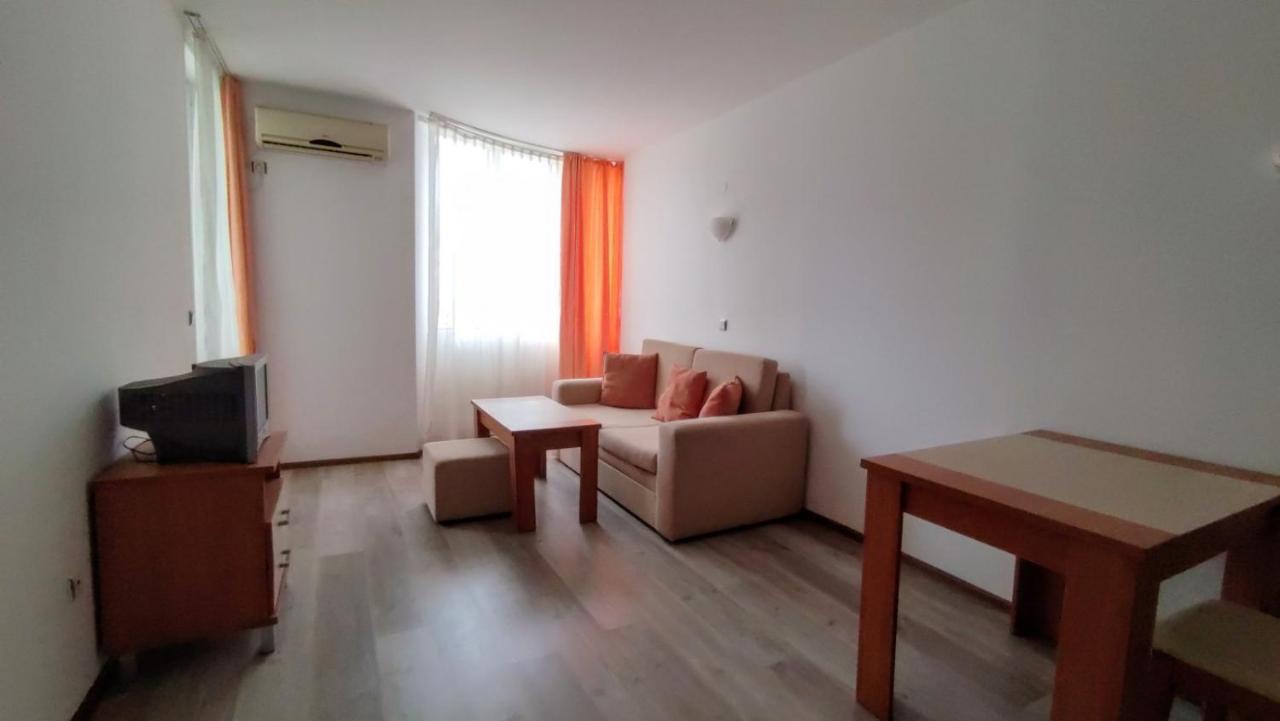 Апартамент Полюси 2 Pantai Sunny Bagian luar foto