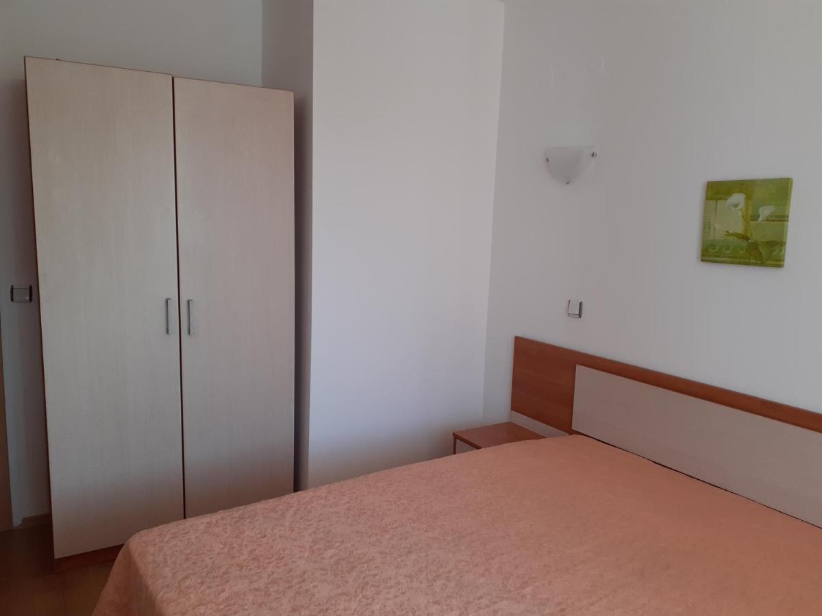 Апартамент Полюси 2 Pantai Sunny Bagian luar foto